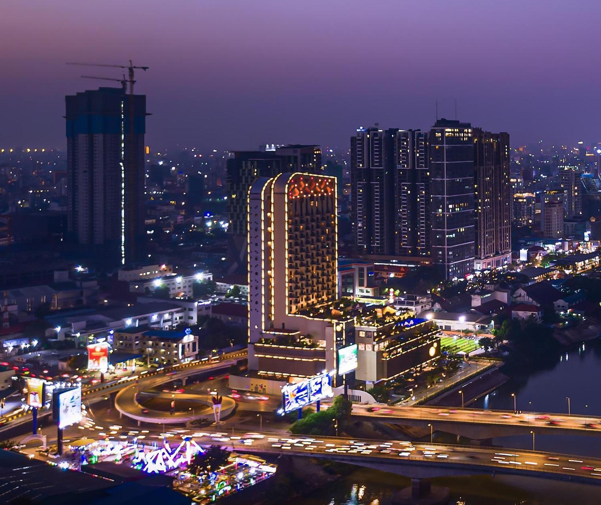 Sun & Moon, Riverside Hotel Phnom Penh Exteriör bild