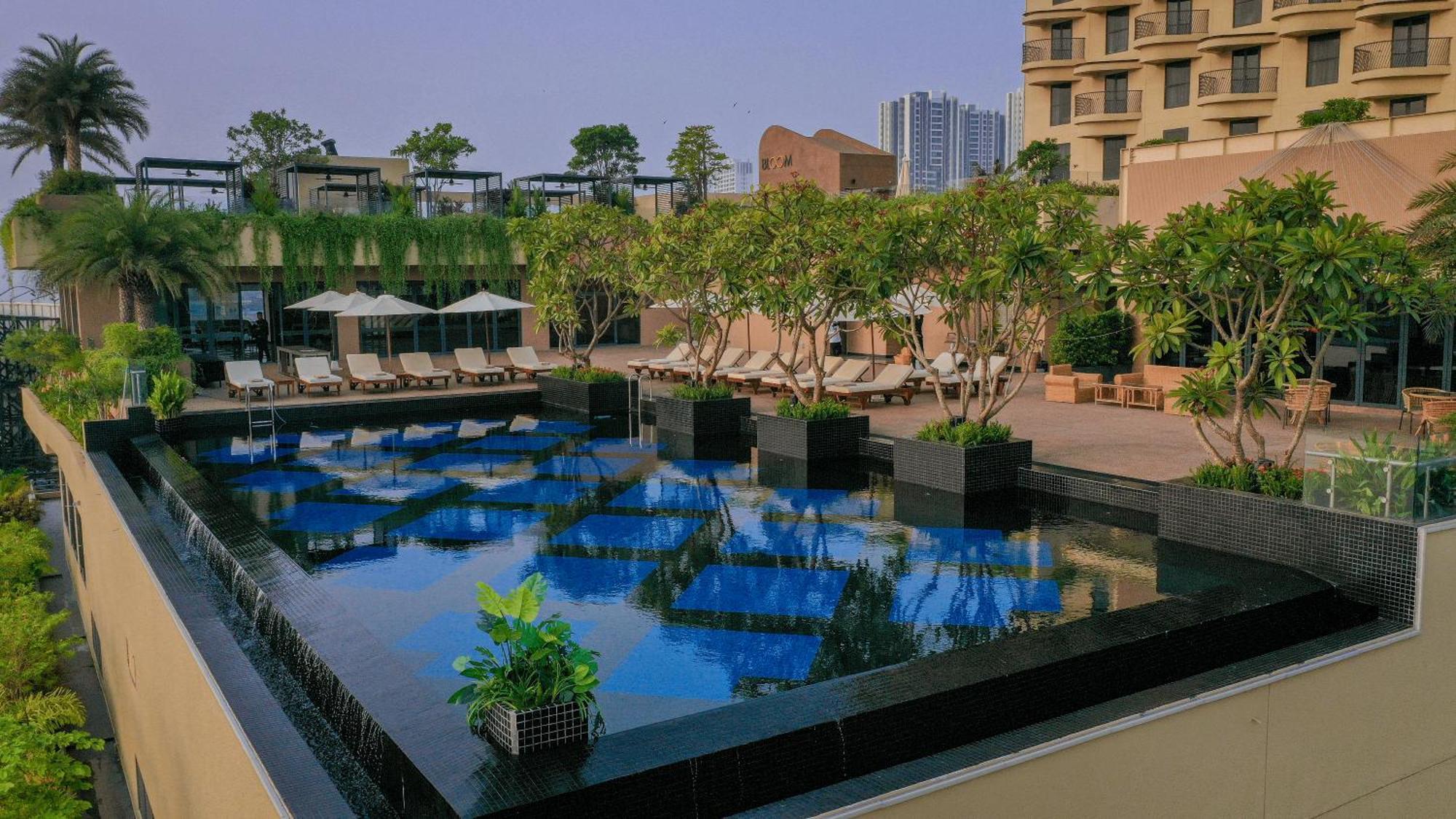 Sun & Moon, Riverside Hotel Phnom Penh Exteriör bild
