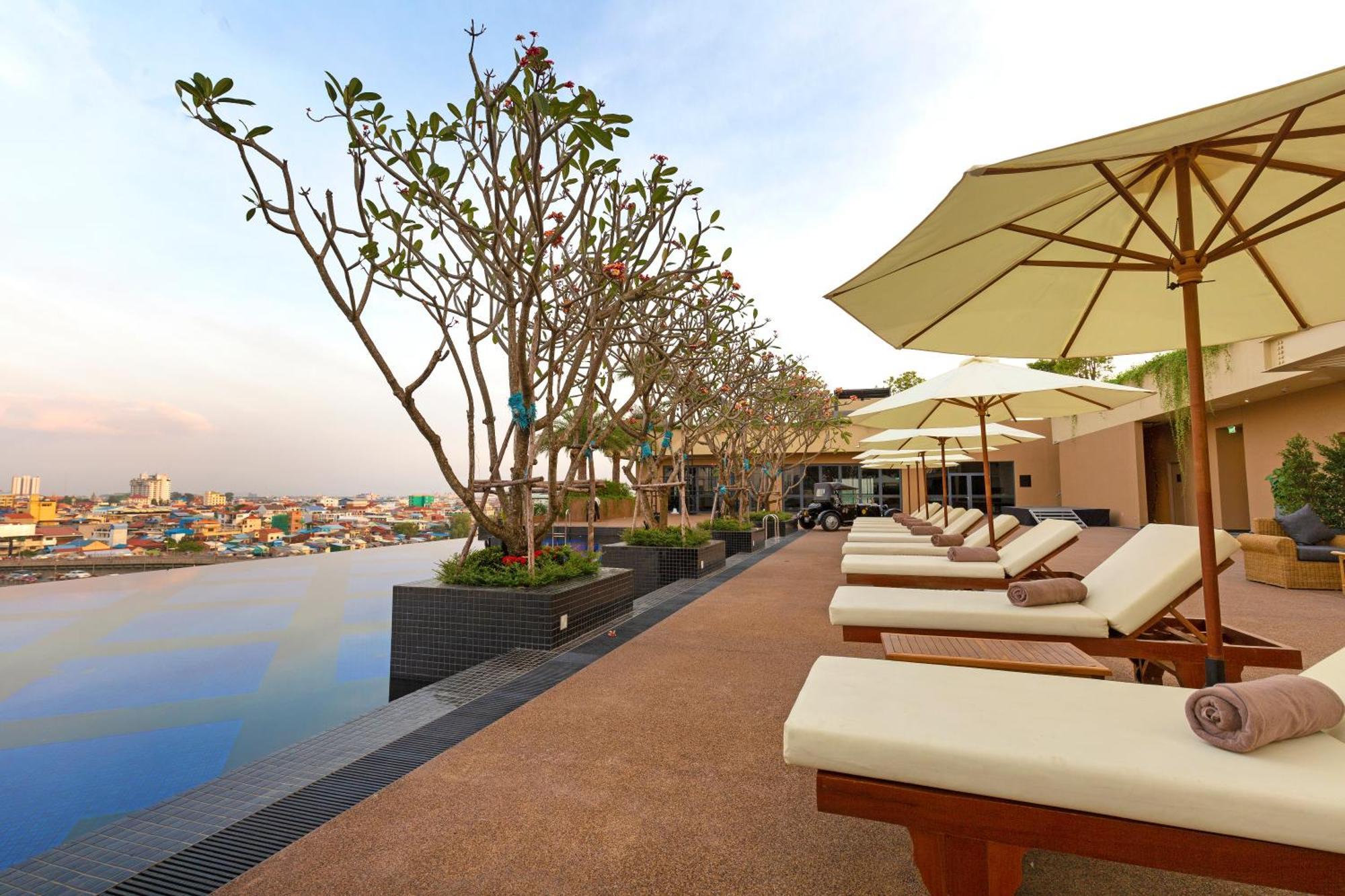 Sun & Moon, Riverside Hotel Phnom Penh Exteriör bild