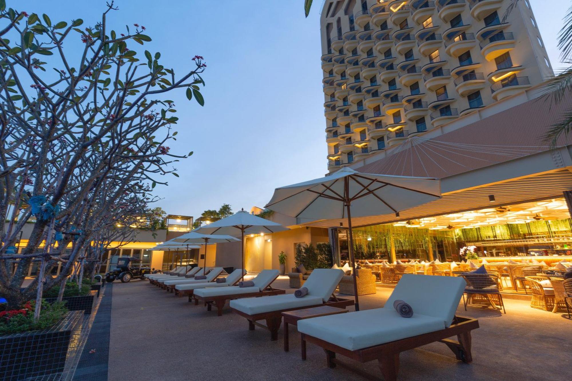 Sun & Moon, Riverside Hotel Phnom Penh Exteriör bild