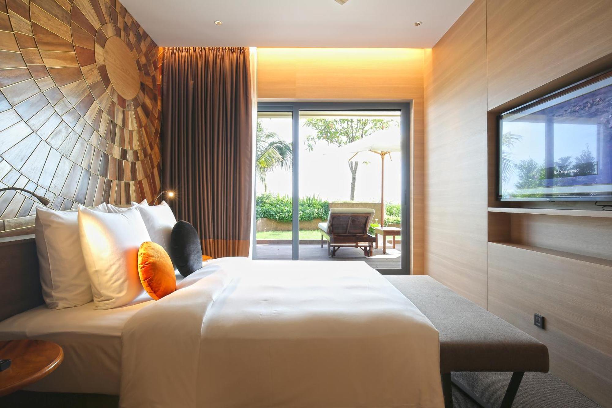 Sun & Moon, Riverside Hotel Phnom Penh Exteriör bild