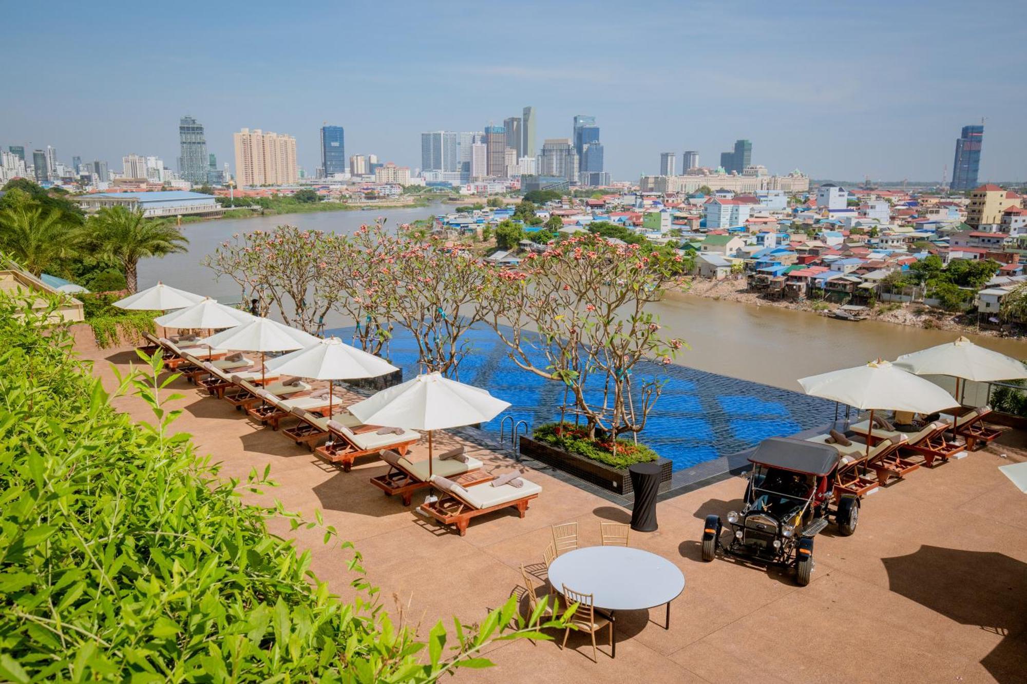 Sun & Moon, Riverside Hotel Phnom Penh Exteriör bild