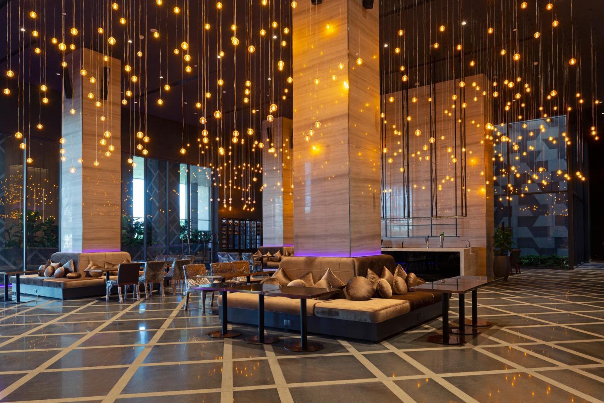 Sun & Moon, Riverside Hotel Phnom Penh Exteriör bild