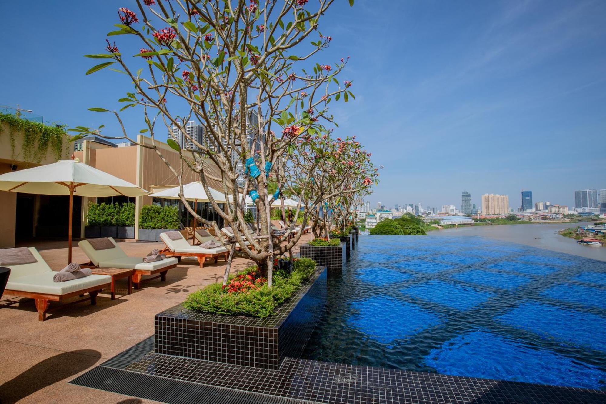 Sun & Moon, Riverside Hotel Phnom Penh Exteriör bild