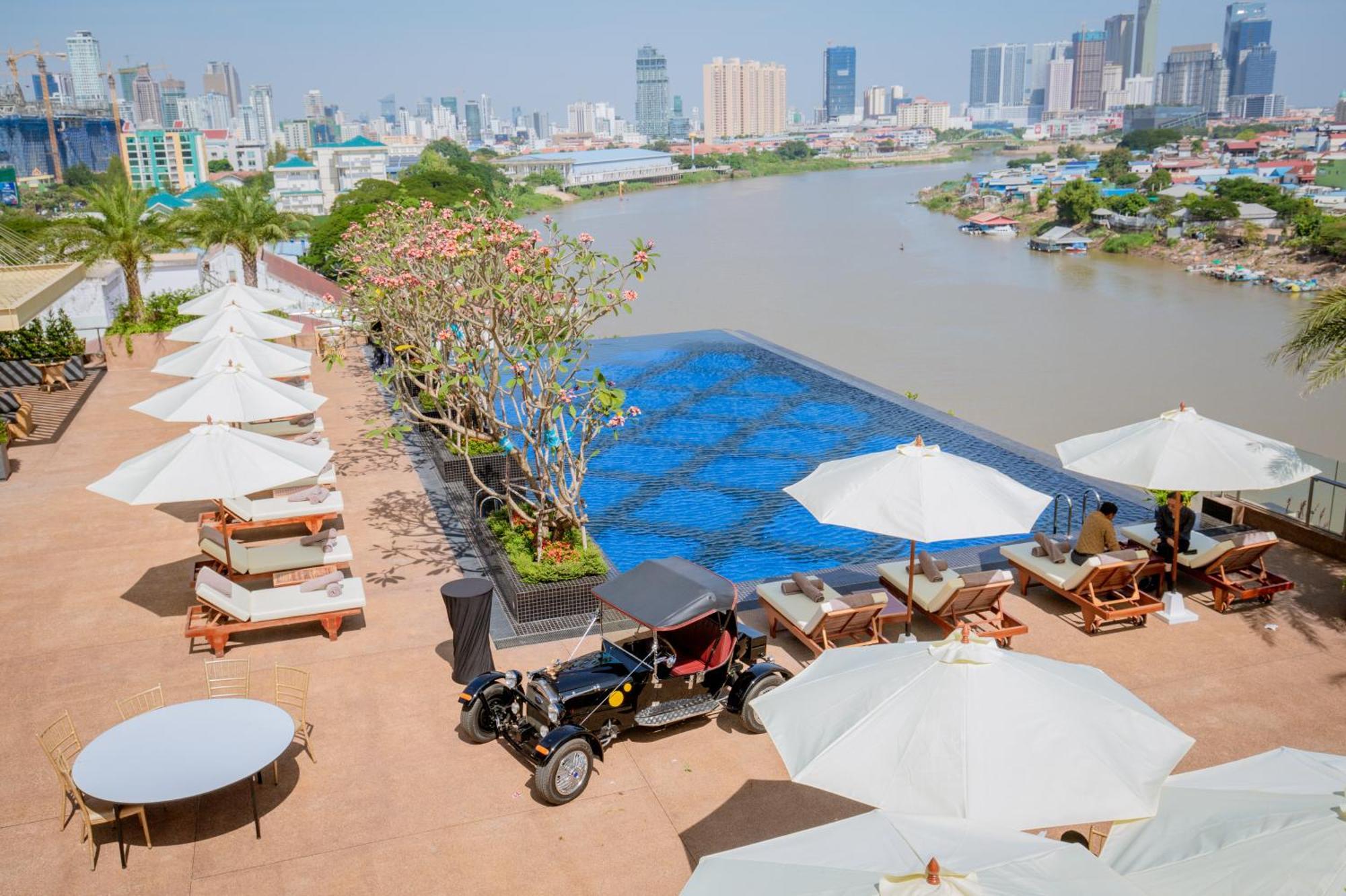 Sun & Moon, Riverside Hotel Phnom Penh Exteriör bild