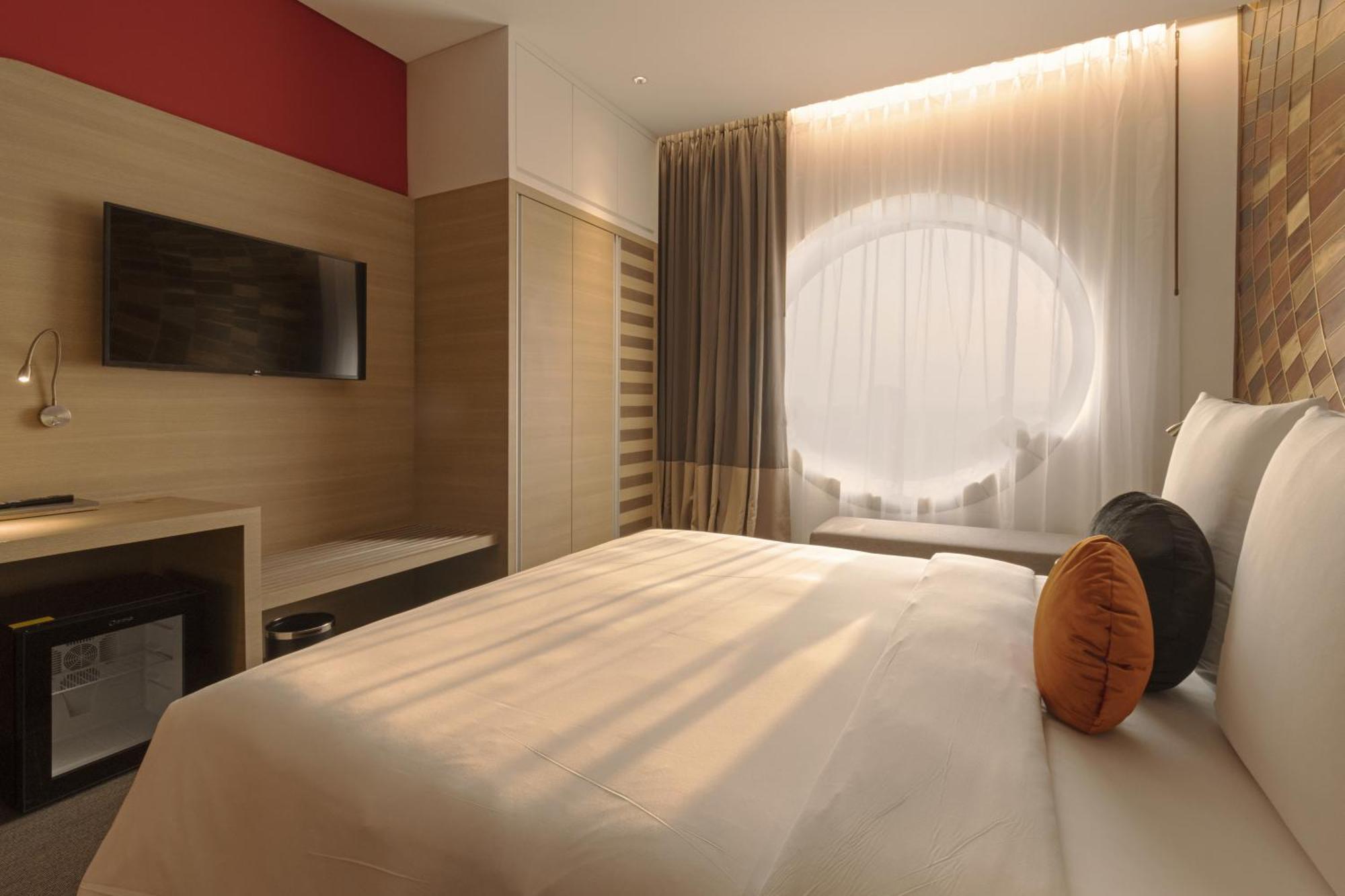 Sun & Moon, Riverside Hotel Phnom Penh Exteriör bild