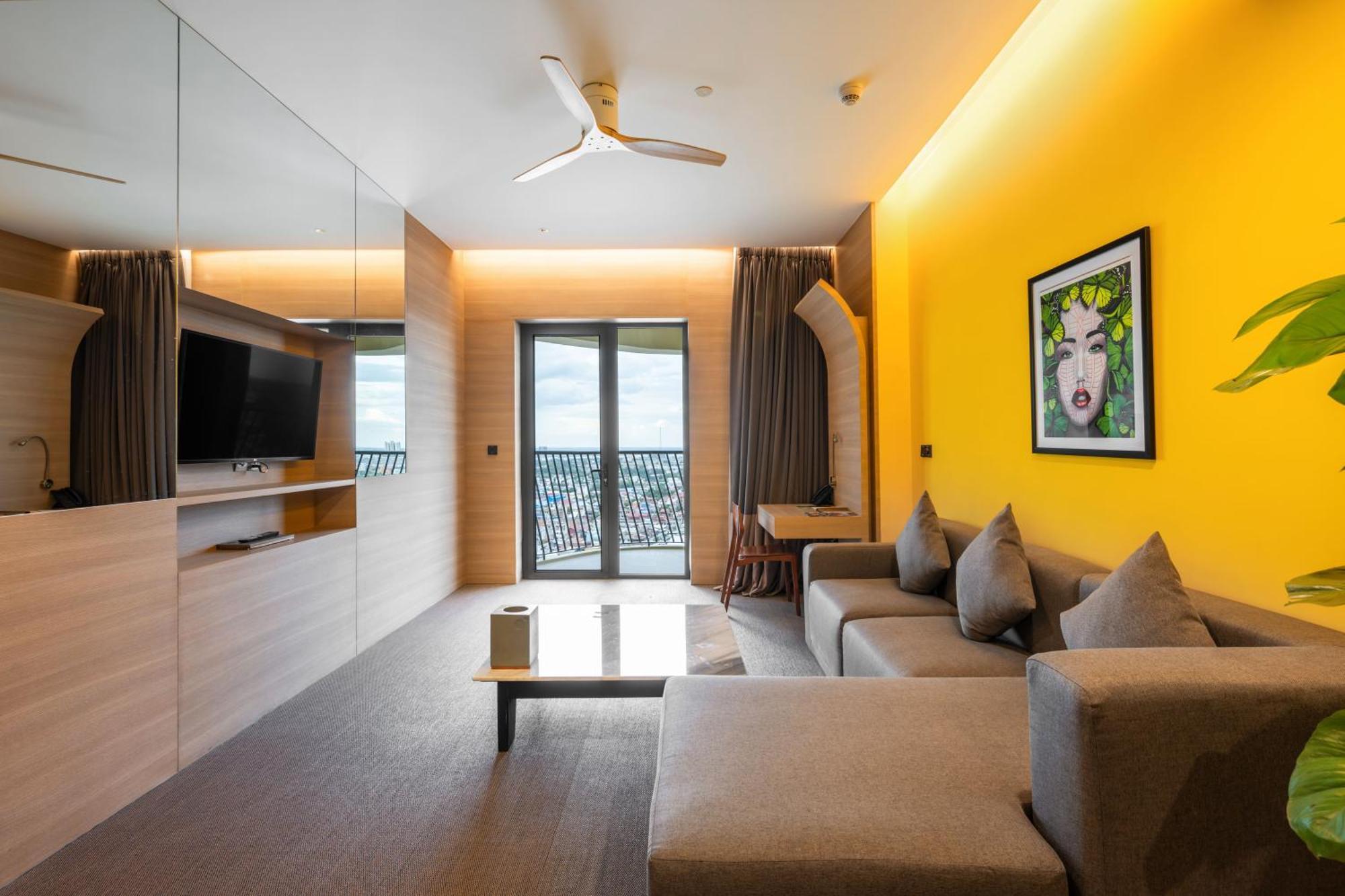 Sun & Moon, Riverside Hotel Phnom Penh Exteriör bild