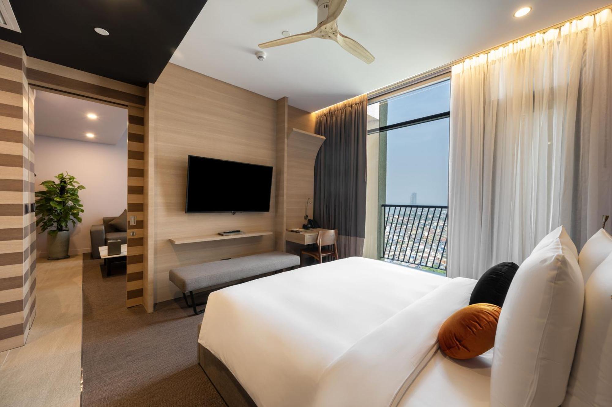 Sun & Moon, Riverside Hotel Phnom Penh Exteriör bild